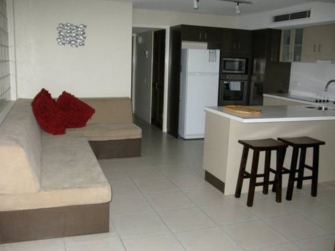Camargue Beachfront Apartments - Accommodation Cairns 2