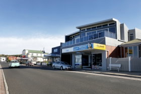 Penguin Waterfront Escape - Accommodation Cairns 0