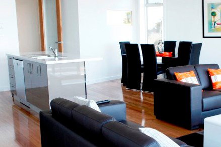 Penguin Waterfront Escape - Accommodation Cairns 2