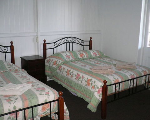 Carrollee Hotel - Accommodation Cairns 0