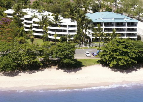 Roydon Beachfront Holiday Apartments - Accommodation Cairns 2