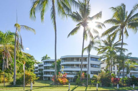 Roydon Beachfront Holiday Apartments - Accommodation Cairns 5
