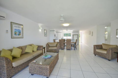 Roydon Beachfront Holiday Apartments - Accommodation Cairns 8