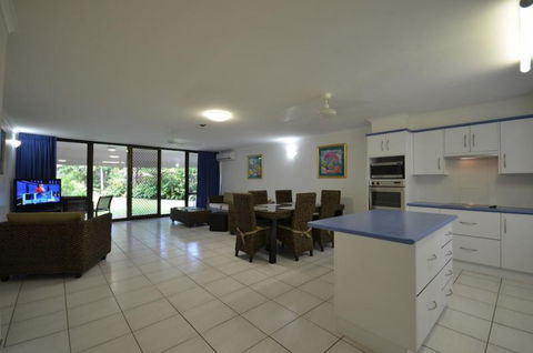 Roydon Beachfront Holiday Apartments - Accommodation Cairns 10