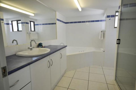 Roydon Beachfront Holiday Apartments - Accommodation Cairns 11