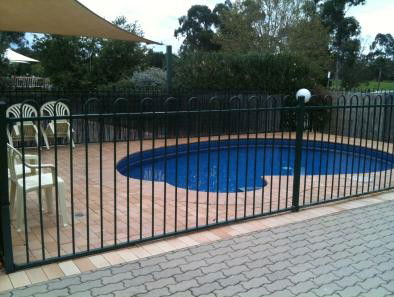 Golden Guitar Motor Inn - Accommodation Cairns 0