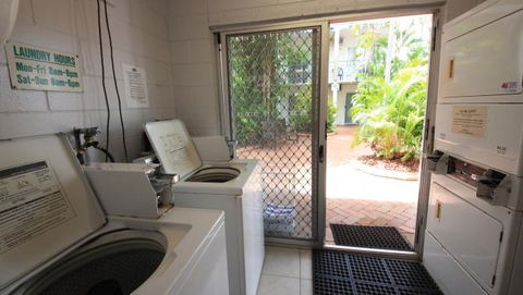 Coconut Grove Holiday Apartments - Accommodation Cairns 3