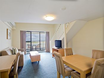 Oaks Waterfront Resort - The Entrance - Accommodation Cairns 7