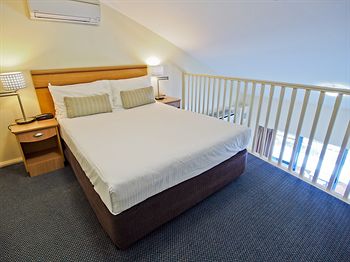Oaks Waterfront Resort - The Entrance - Accommodation Cairns 8