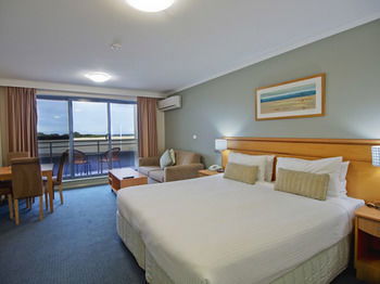 Oaks Waterfront Resort - The Entrance - Accommodation Cairns 16