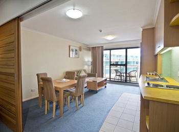 Oaks Waterfront Resort - The Entrance - Accommodation Cairns 24