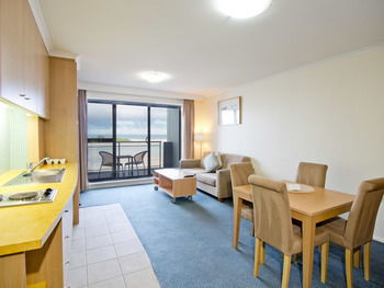 Oaks Waterfront Resort - The Entrance - Accommodation Cairns 30