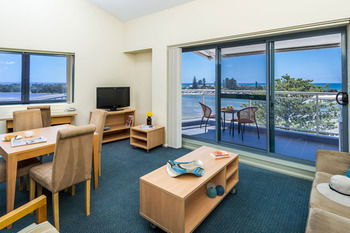 Oaks Waterfront Resort - The Entrance - Accommodation Cairns 42