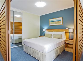 Oaks Waterfront Resort - The Entrance - Accommodation Cairns 3