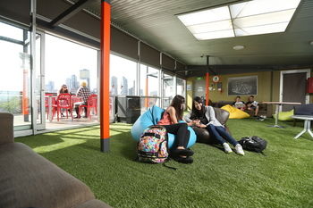 Melbourne Metro YHA - Hostel - Accommodation Cairns 0