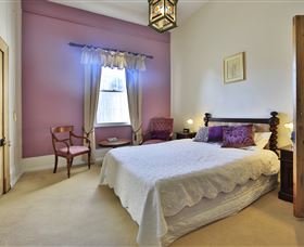 Racecourse Inn - The - Accommodation Cairns 1