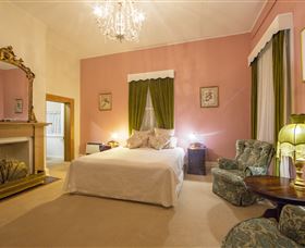 Racecourse Inn - The - Accommodation Cairns 3