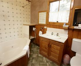 Crayfish Creek Van And Cabin Park And Spa Treehouse - Accommodation Cairns 1