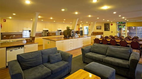 Alpha Ski Lodge - Accommodation Cairns 0
