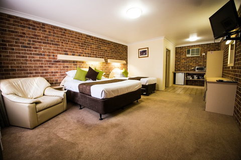 A-Line Motel - Accommodation Cairns 0