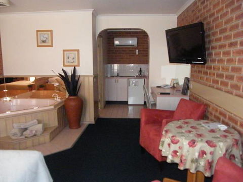 BEST WESTERN Colonial Motor Inn Bairnsdale - Accommodation Cairns 3