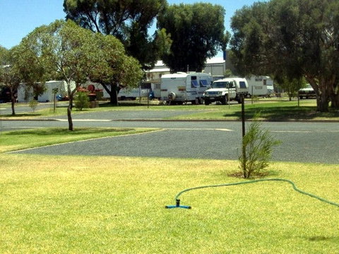 Country Club Caravan Park - Accommodation Cairns 2