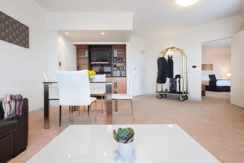 Diplomat Hotel - Accommodation Cairns 0