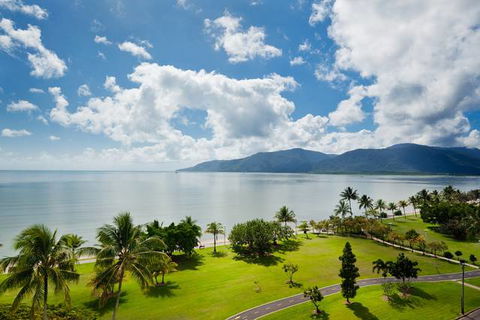Holiday Inn Cairns Harbourside - Accommodation Cairns 2