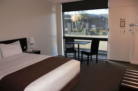 Sunshine Motor Inn - Accommodation Cairns 0