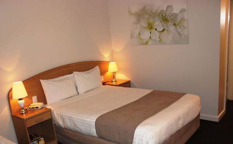 Sunshine Motor Inn - Accommodation Cairns 1