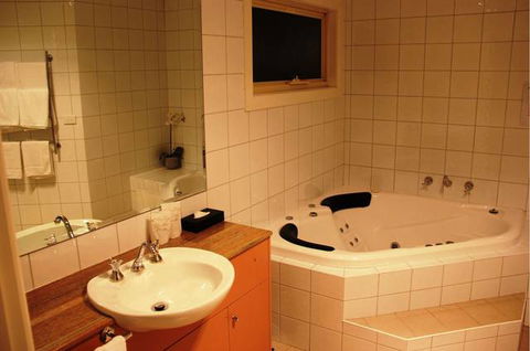 Sunshine Motor Inn - Accommodation Cairns 9