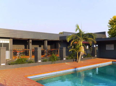 Sunshine Motor Inn - Accommodation Cairns 14