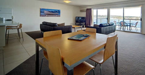 Albacore Luxury Holiday Apartments - Accommodation Cairns 6