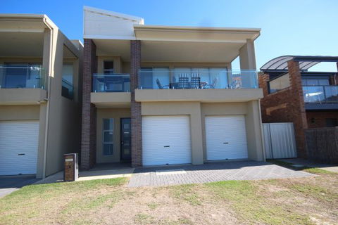 LJ Hooker Goolwa Holiday Rentals - 42 Underwood Avenue, Goolwa Beach - Accommodation Cairns 3