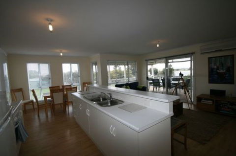 LJ Hooker Goolwa Holiday Rentals - 42 Underwood Avenue, Goolwa Beach - Accommodation Cairns 5