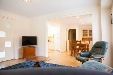 Unit 2 - Accommodation Cairns 1