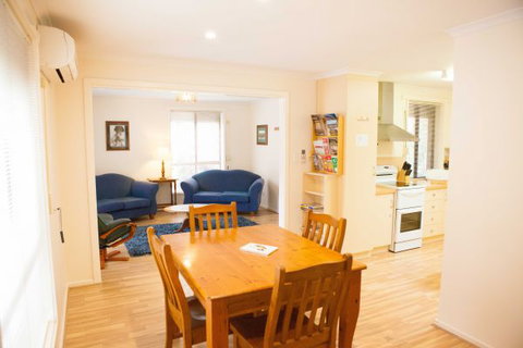 Unit 2 - Accommodation Cairns 3