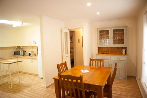 Unit 2 - Accommodation Cairns 4