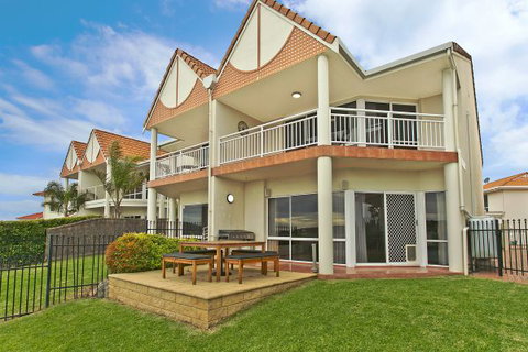 SALT Waterfront Apartment - Accommodation Cairns 8