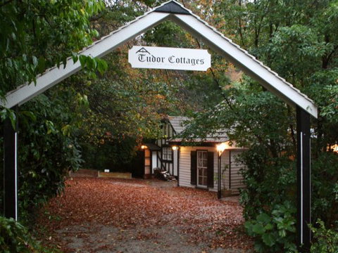 Tudor Cottages Mount Dandenong - Accommodation Cairns 2