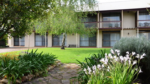 Coonawarra Motor Lodge - Accommodation Cairns 0