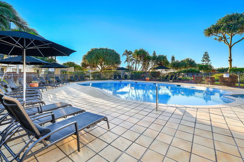 Golden Riviera Beach Resort - Accommodation Cairns 1