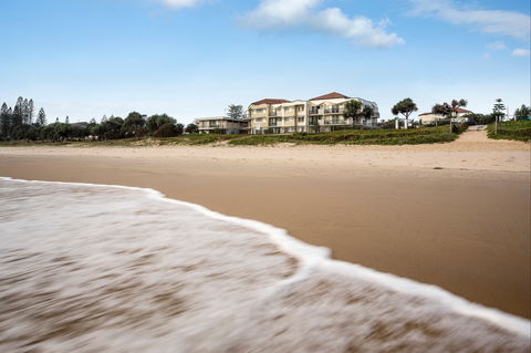 Golden Riviera Beach Resort - Accommodation Cairns 5