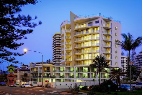 St George's Defence Holiday Suites Incorporating The Garland Luxury Apartments - Accommodation Cairns 3