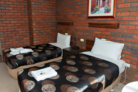 Golden Country Motel And Caravan Park - Accommodation Cairns 2