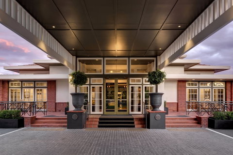 Hotel Kurrajong Canberra - Accommodation Cairns 1