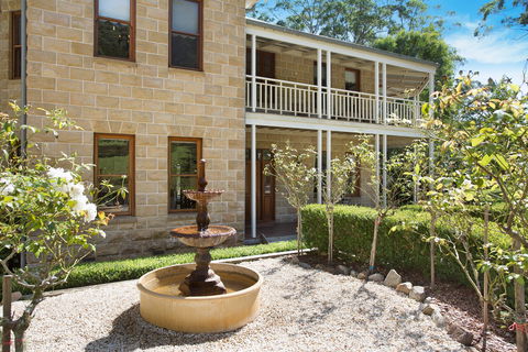 Le Chateau - Accommodation Cairns 0