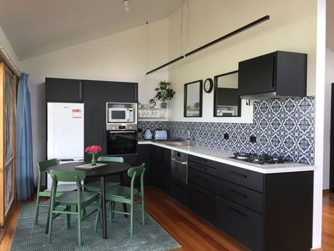 Black Cockatoo Cottages - Accommodation Cairns 2