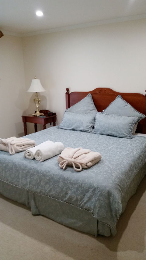 Carolynnes Cottages - Blue Wren Cottage - Accommodation Cairns 0