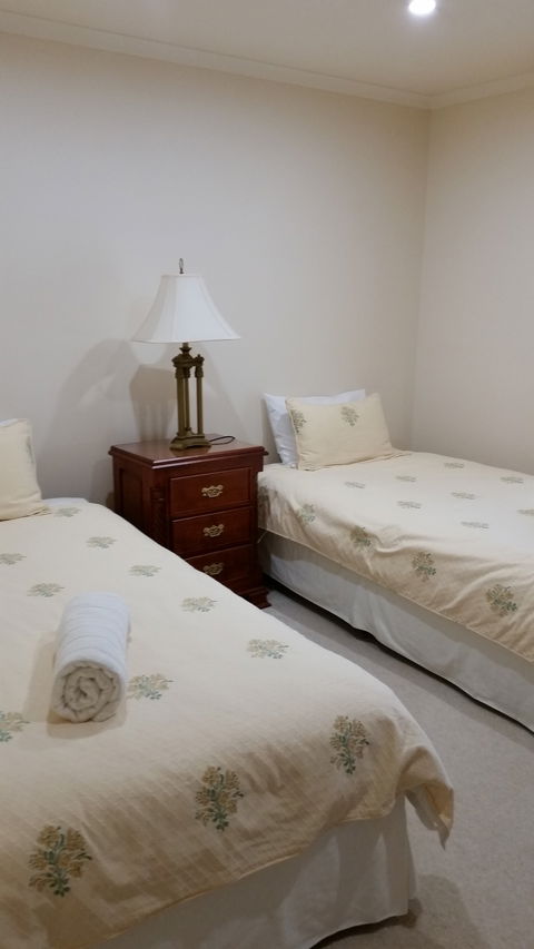 Carolynnes Cottages - Blue Wren Cottage - Accommodation Cairns 1